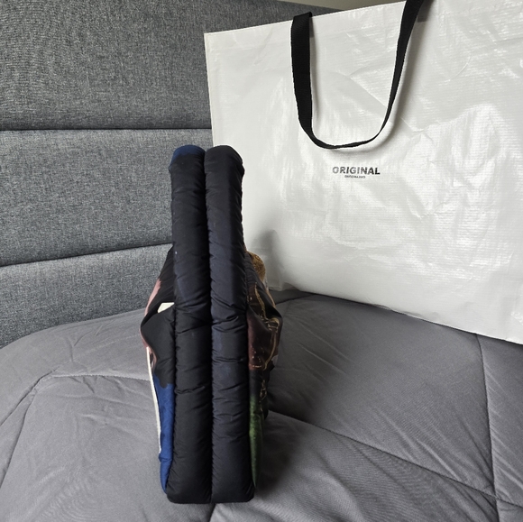 Greyhound TRIANGLE PUFFER SHOULDER BAG - Picture 5 of 8